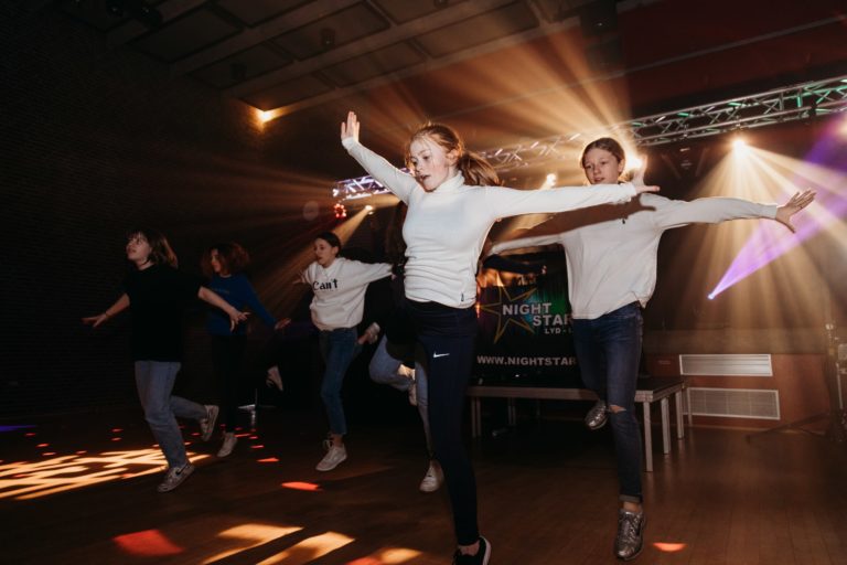 hiphop danseshow med dansefabrikken til ungdomsfest med dj