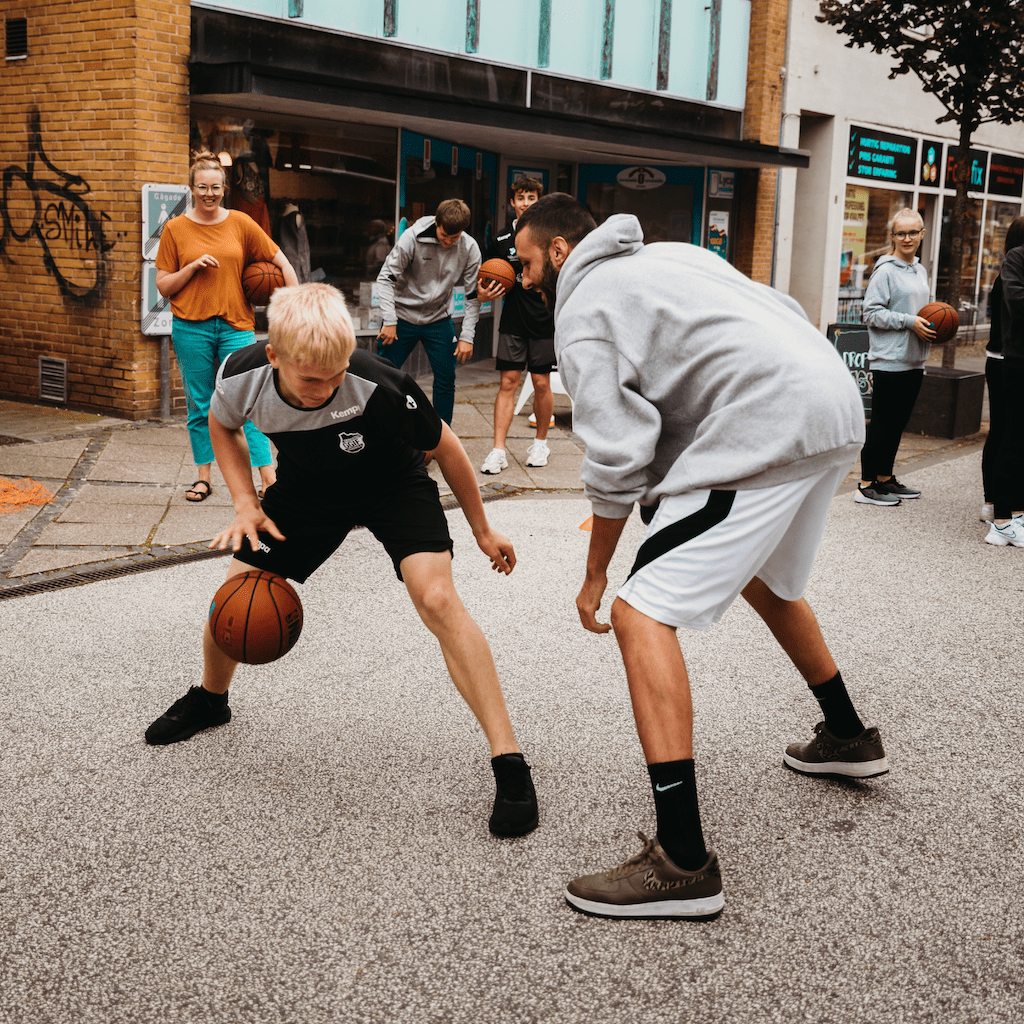 Basketball træning på gaden